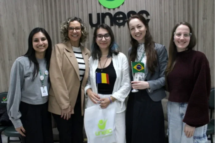 Acadêmica romena de Medicina inicia intercâmbio na Unesc A acadêmica romena Ioana-Catalina Caraveteanu sendo recebida pela pró-reitora Vanessa Moraes de Andrade e a assessora Cinara Ludvig Gonçalves na Unesc.