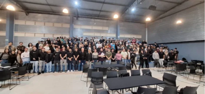 Acadêmicos da Unesc buscam soluções para turismo na Amesc Todos os acadêmicos dos cursos de Processos Gerenciais, Gestão de Recursos Humanos e Ciências Econômicas da Unesc reunidos em uma sala de evento no Centro de Inovação Criciúma (CRIO), marcando o início do Desafio Econotec.