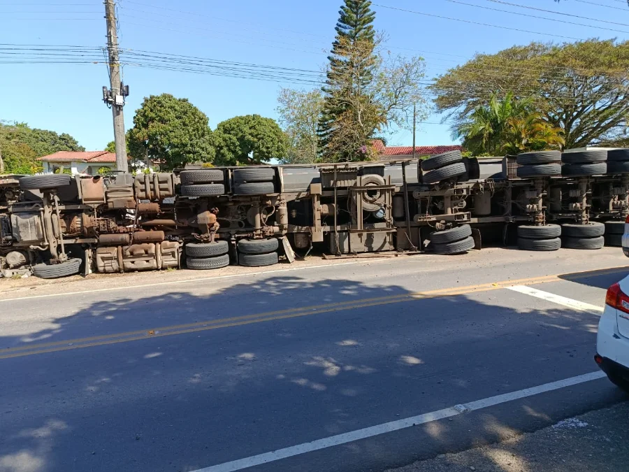 Caminhão tombado na lateral da rodovia SC-443, em Criciúma, bloqueando parte da pista após acidente fatal.
