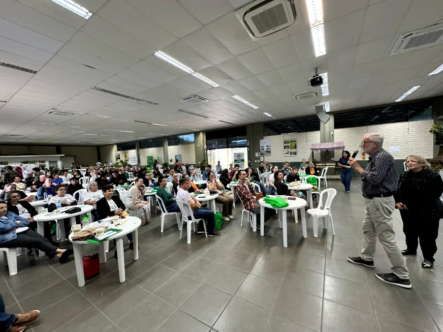 Agroecologia Cocal Público reunido na Sede esportiva e recreativa da Coopercocal em Cocal do Sul, assistindo a uma palestra durante o 4º Encontro de Agroecologia.