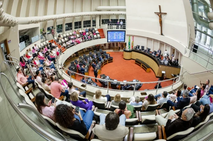 Alesc Poluição em Florianópolis e leite na pauta dos deputados Sessão Plenária da Assembleia Legislativa de SC (ALESC) com público nas galerias, durante o debate sobre a poluição em Florianópolis e projetos de lei sobre o setor leiteiro.