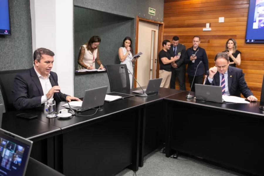 Alesc aprova Dia do Caçador de Javali em Santa Catarina Sessão de comissão na ALESC com deputados sentados à mesa, onde foi aprovado o Dia Estadual do Caçador de Javali em Santa Catarina.