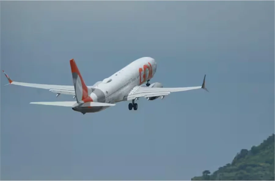 Avião da GOL decolando em um dia claro, simbolizando o aumento da oferta de voos no Sul do Brasil para a alta temporada.