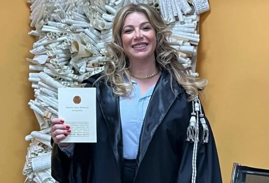 Advogada brasileira formada na UNESC, exibindo seu registro profissional após se tornar advogada na Itália.