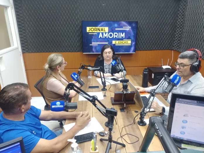 Amiantos O segredo da cura e renúncia em Araranguá Pastores Lilian e Jacir Schaefer e Pastora Débora Paim no estúdio da 102.9 FM, promovendo o Seminário Amiantos.