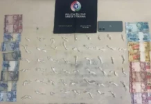 Adolescente é apreendido com crack em Araranguá Cinquenta e três pedras de crack embaladas, R$ 299,00 em notas de Real e um celular, apreendidos pela Polícia Militar em flagrante de tráfico com adolescente em Araranguá.