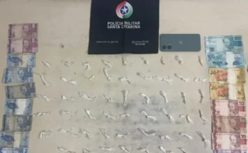 Adolescente é apreendido com crack em Araranguá Cinquenta e três pedras de crack embaladas, R$ 299,00 em notas de Real e um celular, apreendidos pela Polícia Militar em flagrante de tráfico com adolescente em Araranguá.