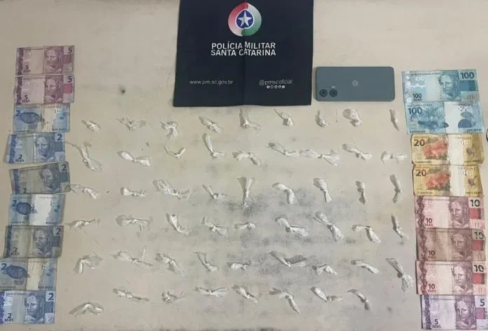 Araranguá Adolescente é apreendido com crack Cinquenta e três pedras de crack embaladas, R$ 299,00 em notas de Real e um celular, apreendidos pela Polícia Militar em flagrante de tráfico com adolescente em Araranguá.