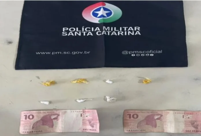 Araranguá Adolescente é apreendido por tráfico Drogas (crack) e R$ 20,00 em notas de Real apreendidos pela Polícia Militar em Araranguá, em flagrante de tráfico com adolescente.