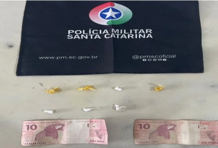 Araranguá Adolescente é apreendido por tráfico Drogas (crack) e R$ 20,00 em notas de Real apreendidos pela Polícia Militar em Araranguá, em flagrante de tráfico com adolescente.