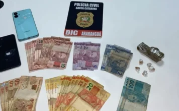 Araranguá: Dupla é presa por tráfico de drogas Material apreendido pela Polícia Civil de Araranguá (DIC): dinheiro em notas de Real (R$ 100, R$ 50, R$ 20, R$ 10, R$ 5, R$ 2), celulares e porções de drogas.