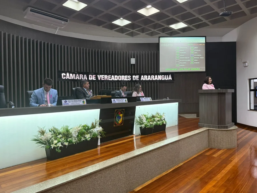 Araranguá Outubro Rosa é lançado na Câmara de Vereadores A presidente da Rede Feminina de Combate ao Câncer, Marta Dias, e a psicóloga Janaina de Aguiar Cibien na tribuna da Câmara de Vereadores de Araranguá, com voluntárias e vereadores na mesa, durante o lançamento do Outubro Rosa.