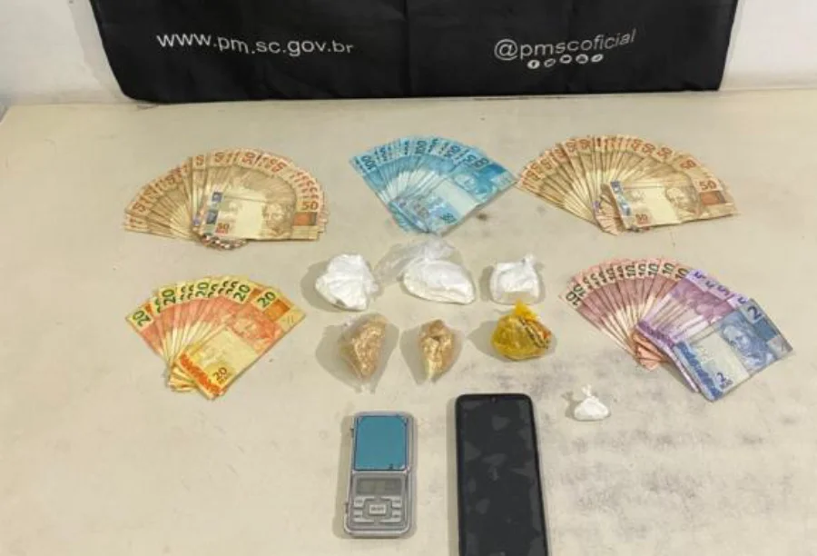 Araranguá PM prende dupla por tráfico no centro da cidade Grande quantidade de dinheiro em notas de Real, porções de drogas e uma balança de precisão, apreendidos pela PM em flagrante de tráfico no Centro de Araranguá.