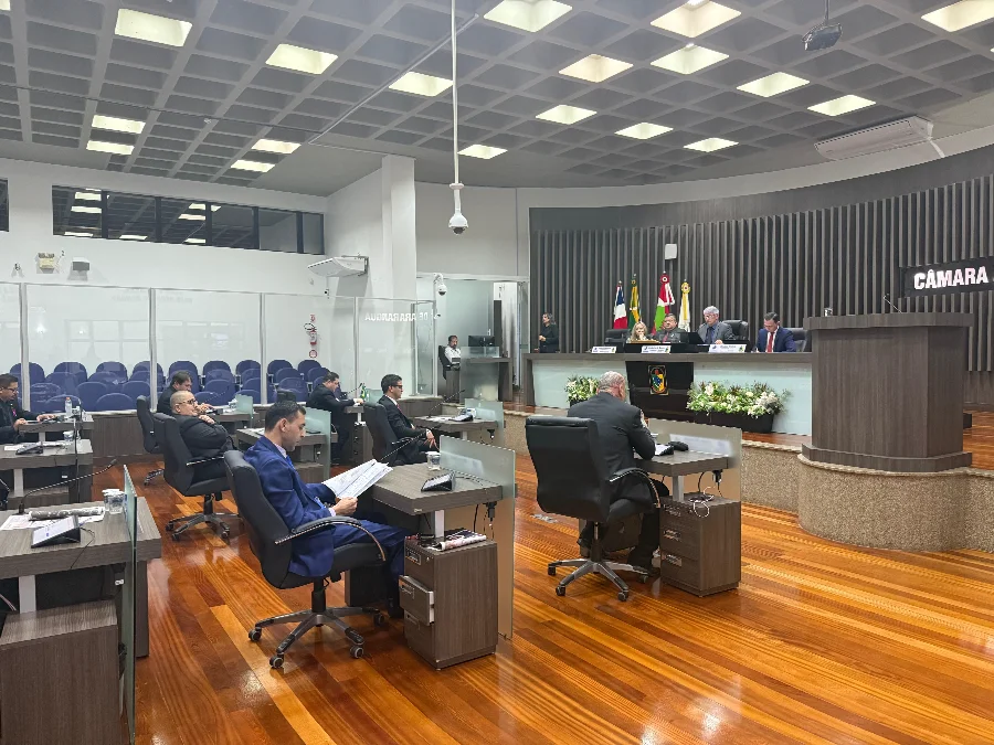 Sessão da Câmara de Vereadores de Araranguá com parlamentares em plenário, durante a votação do orçamento municipal de R$ 357,6 milhões para 2026.