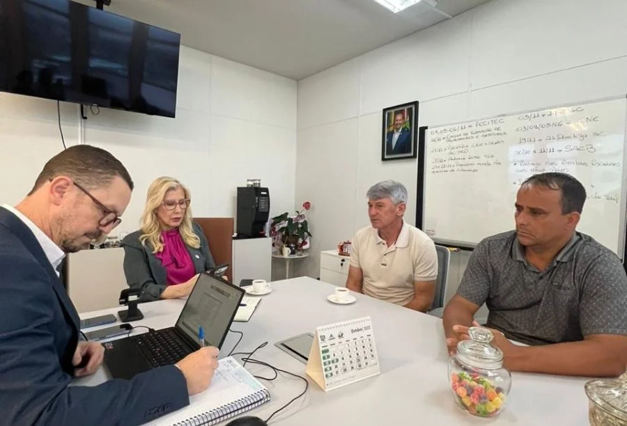 Vereadores Paulinho Souza e Donizete Martins e a Secretária de Estado da Educação, Luciane Ceretta, em reunião para buscar recursos para a construção de uma nova quadra em Araranguá.