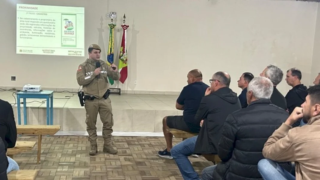 Araranguá inicia implantação da Rede Rural de Segurança Policial Militar fardado do 19º BPM discursando para cerca de 60 produtores rurais na primeira reunião de implantação da Rede Rural de Segurança em Araranguá.