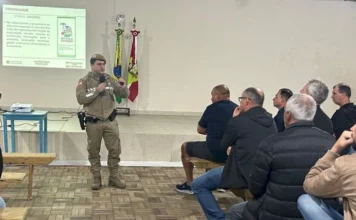 Araranguá inicia implantação da Rede Rural de Segurança Policial Militar fardado do 19º BPM discursando para cerca de 60 produtores rurais na primeira reunião de implantação da Rede Rural de Segurança em Araranguá.