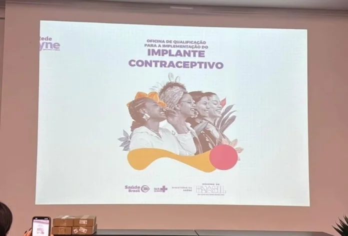 Araranguá se qualifica para novo implante contraceptivo Painel com o tema "Implante Contraceptivo" e logo do SUS e Ministério da Saúde, em curso de qualificação para a equipe de saúde de Araranguá.