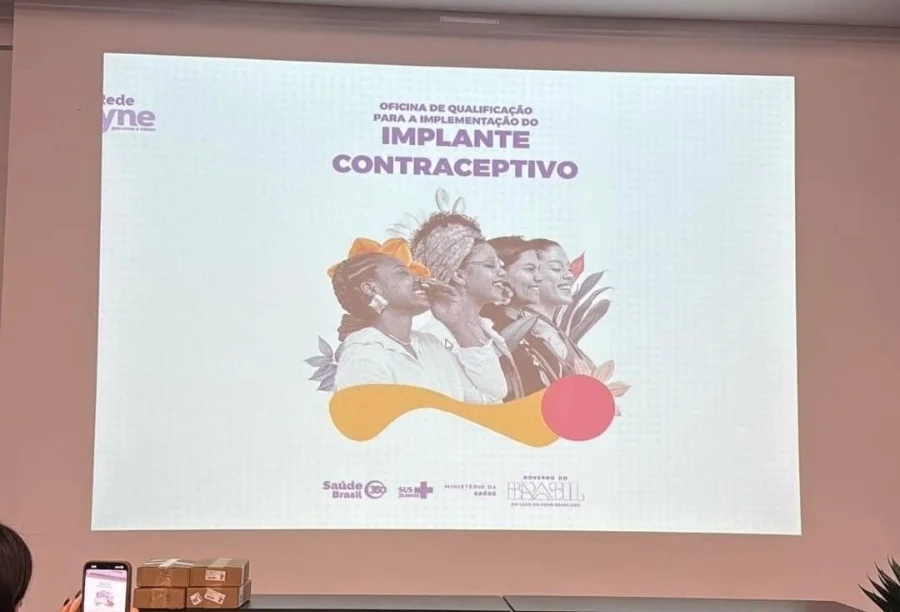 Araranguá se qualifica para novo implante contraceptivo Painel com o tema