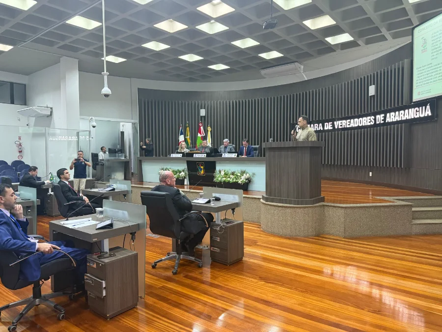 Sessão na Câmara Municipal de Araranguá para apresentar o novo programa de Rede Rural de Segurança da Polícia Militar.