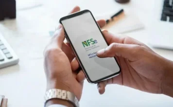 Arroio do Silva torna obrigatória a Nota Fiscal Eletrônica Nacional Mãos segurando um celular que exibe o aplicativo da Nota Fiscal de Serviço Eletrônica Nacional (NFS-e), ilustrando a obrigatoriedade da emissão para prestadores de serviços em Balneário Arroio do Silva.