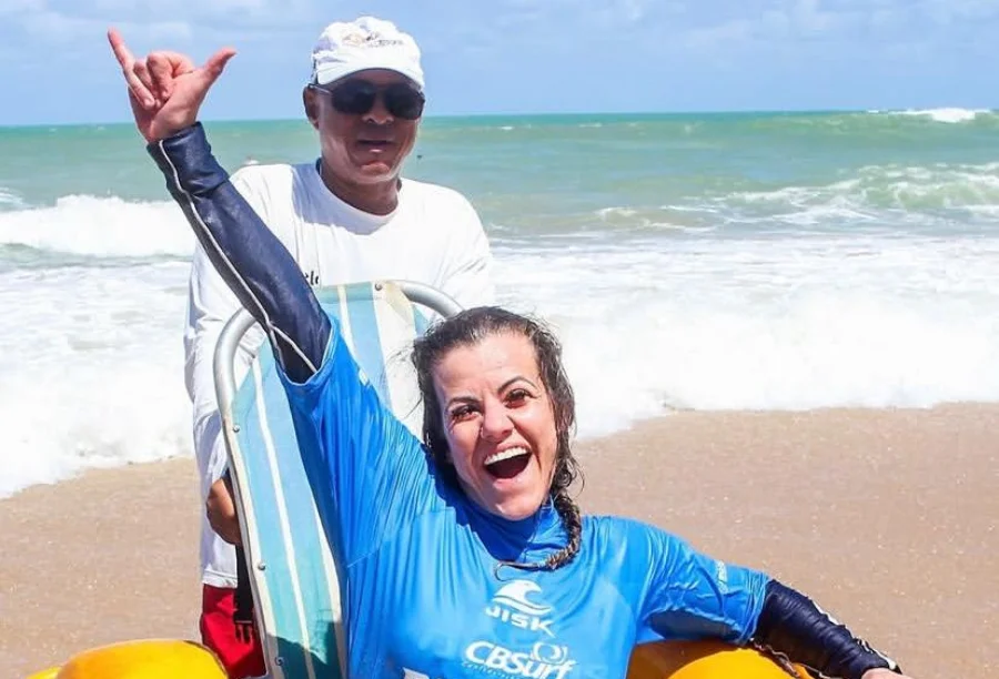 Atleta do Abba Surf é campeã brasileira de Parasurf A atleta Maryele Cardoso em pé ou sentada em uma prancha de surf adaptado, deslizando em uma onda na praia de Porto de Galinhas, durante o Campeonato Brasileiro de Surf Adaptado.
