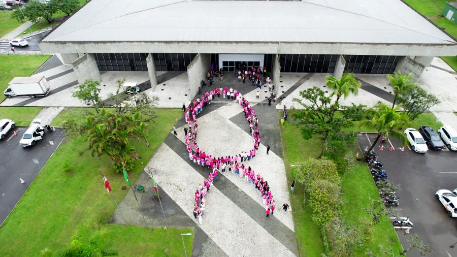 Ato no Paço Municipal marca abertura do Outubro Rosa em Criciúma - FOTO Cinebrasil (1) Centenas de pessoas em Criciúma vestindo camisetas cor-de-rosa e formando o símbolo de um laço humano em frente ao Paço Municipal, marcando a abertura da campanha Outubro Rosa.