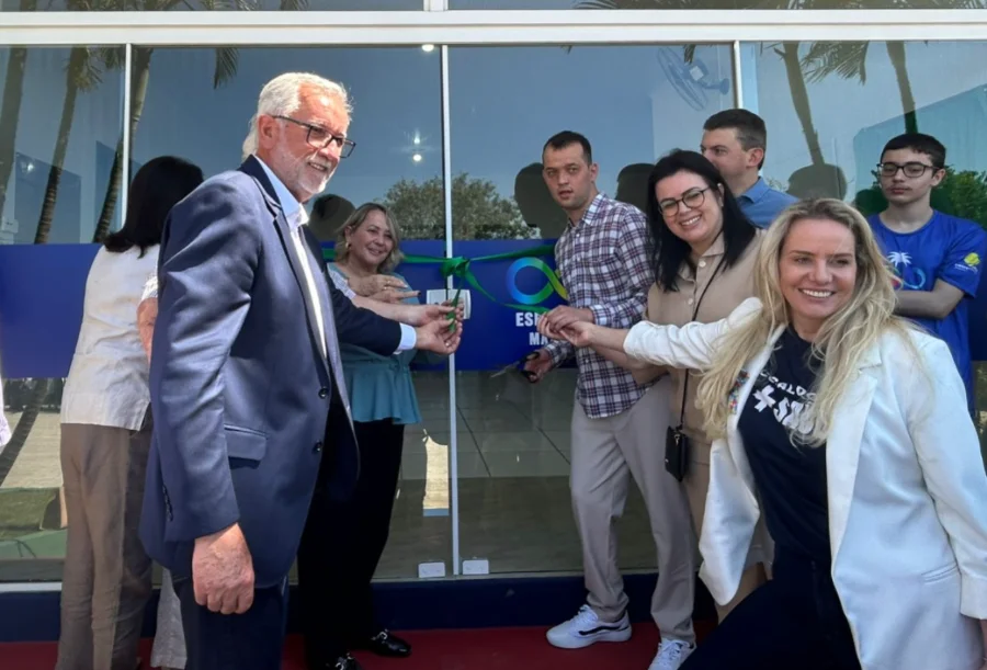 Autoridades e familiares cortando a fita na inauguração do novo Centro Terapêutico Multiprofissional para o Autismo em Cocal do Sul.