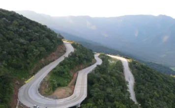 BR-285: Serra da Rocinha terá novo horário de comboio Vista aérea da sinuosa rodovia BR-285 (Serra da Rocinha), com curvas acentuadas em meio à mata, que terá novo horário de comboio.