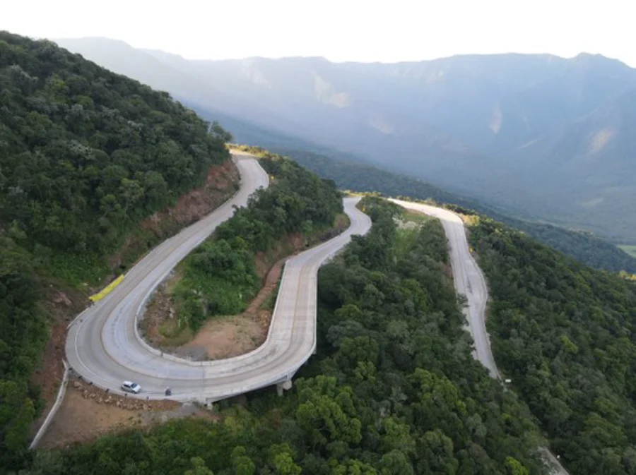 Vista aérea da sinuosa rodovia BR-285 (Serra da Rocinha), com curvas acentuadas em meio à mata, que terá novo horário de comboio.