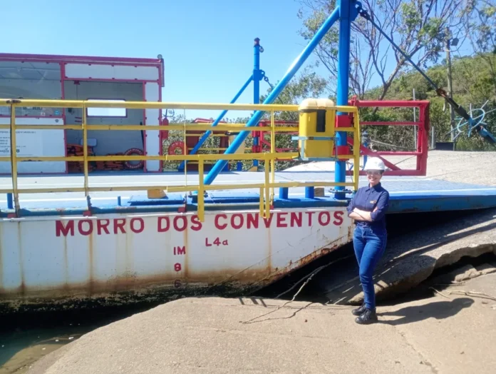 Balsa de Araranguá é aprovada em vistoria anual da Marinha Balsa "Morro dos Conventos" de Araranguá, ancorada na margem, com uma técnica da operação em pé, após ser aprovada na vistoria anual da Marinha do Brasil.
