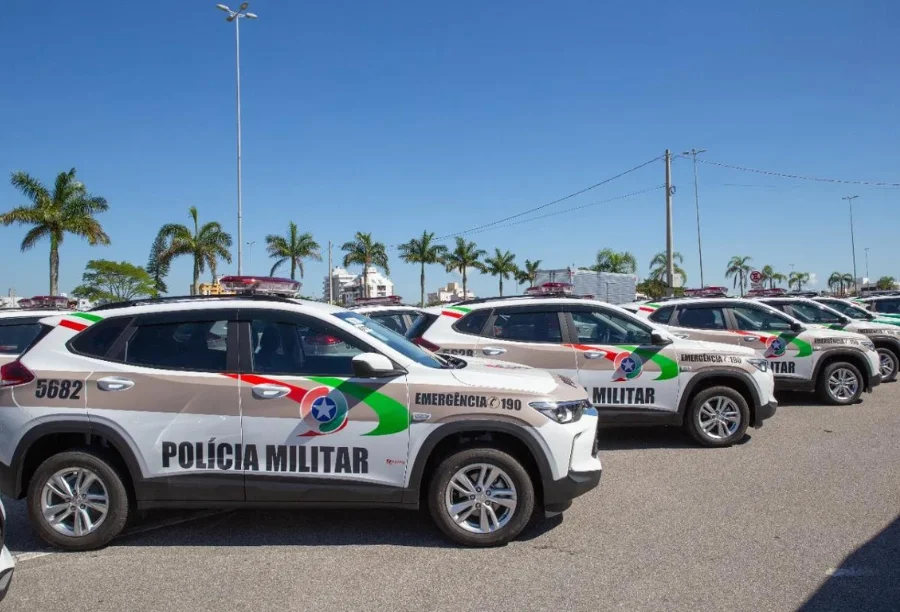 Viaturas da Polícia Militar, como as de Arroio do Silva, ilustrando ação de segurança pública em caso de briga familiar.