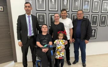 Câmara de Araranguá aprova anteprojeto de acessibilidade O estudante cadeirante Gustavo Zilli Presa no hall da Câmara de Vereadores de Araranguá, sorrindo ao lado do vereador Márcio Mano, que o usou como inspiração para o Anteprojeto de Lei.