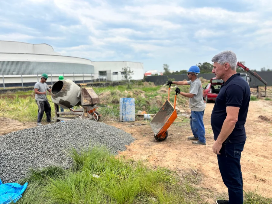 Câmara de Araranguá investe em novo estacionamento e sede Presidente da Câmara de Araranguá em visita à obra de construção do novo estacionamento e sede, verificando o andamento dos trabalhos.