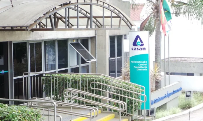 Casan anuncia desconto de 4,21% na tarifa de água e esgoto Entrada da Administração Central da CASAN (Companhia Catarinense de Águas e Saneamento), em Florianópolis, anunciando o desconto de 4,21% na tarifa de água e esgoto em Santa Catarina.