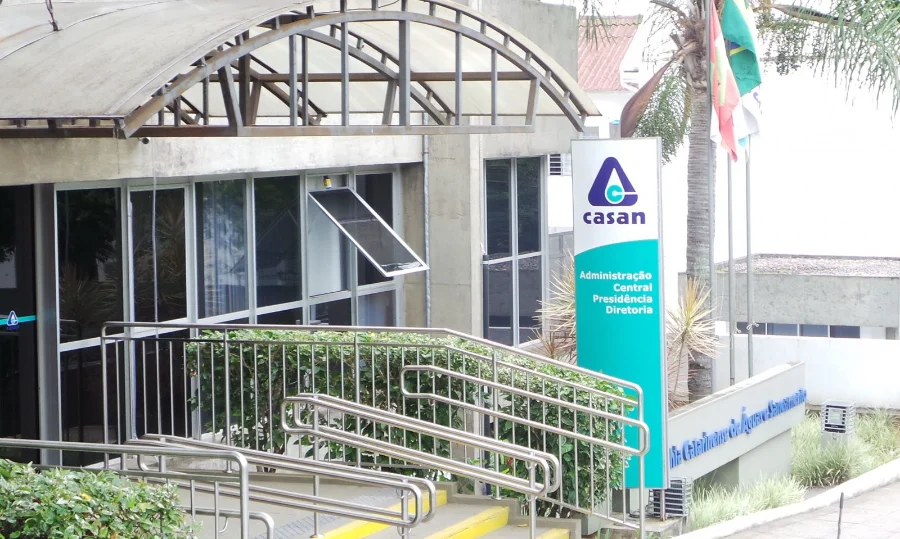 Casan anuncia desconto de 4,21% na tarifa de água e esgoto Entrada da Administração Central da CASAN (Companhia Catarinense de Águas e Saneamento), em Florianópolis, anunciando o desconto de 4,21% na tarifa de água e esgoto em Santa Catarina.