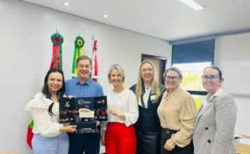 Centenário de Criciúma: Unesc presenteia cidade com Camerata Representantes da UNESC e autoridades recebem o material promocional da Camerata, um presente da Universidade para o Centenário de Criciúma.