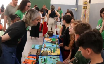 Colégio Unesc sedia Mostra Pedagógica com 25 projetos criativos Reitora da Unesc vistoriando os 25 projetos criativos dos alunos durante a Mostra Pedagógica no Colégio em Criciúma.