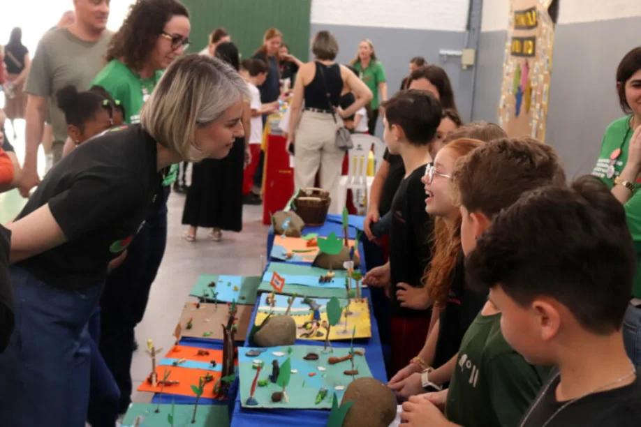 Colégio Unesc sedia Mostra Pedagógica com 25 projetos criativos Reitora da Unesc vistoriando os 25 projetos criativos dos alunos durante a Mostra Pedagógica no Colégio em Criciúma.