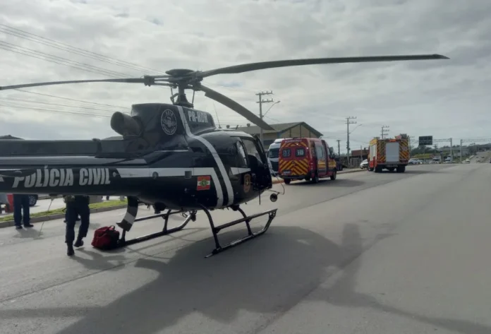 Colisão entre caminhão e moto deixa motociclista ferido em Içara Helicóptero da Polícia Civil, ambulância e veículos do Corpo de Bombeiros mobilizados em Içara, após a colisão entre um caminhão e uma moto que deixou o motociclista ferido.