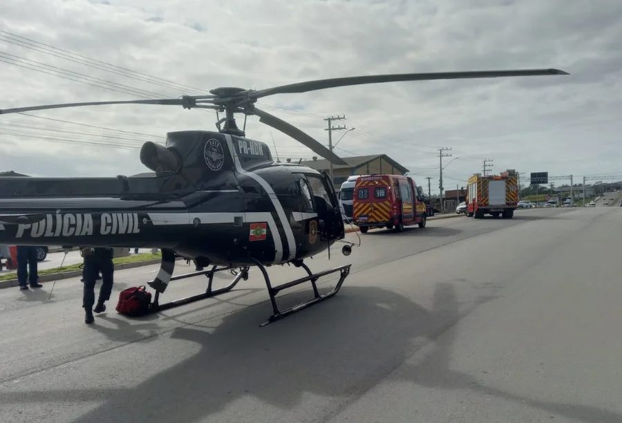 Helicóptero da Polícia Civil, ambulância e veículos do Corpo de Bombeiros mobilizados em Içara, após a colisão entre um caminhão e uma moto que deixou o motociclista ferido.
