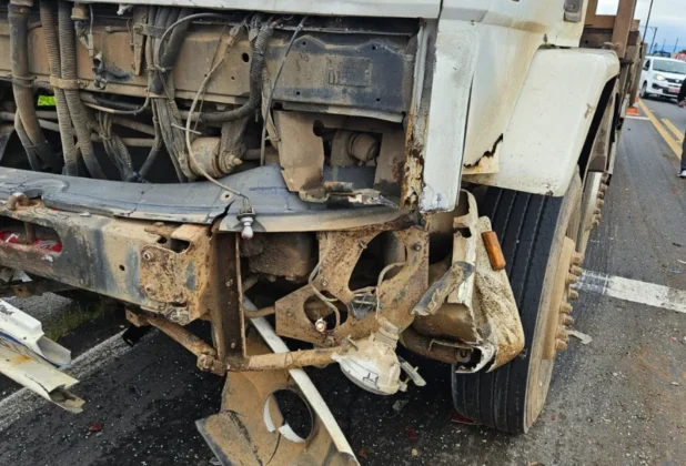 Caminhão Ford Cargo branco no local da colisão tripla, na BR-285, em Araranguá.