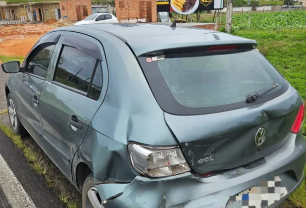 Carro Volkswagen Gol verde danificado após acidente com caminhão na BR-285, em Araranguá.
