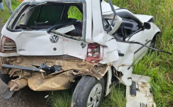 Colisão tripla na SC-285 em Araranguá deixa uma mulher ferida Carro Volkswagen Gol branco amassado após colisão na SC-285, em Araranguá.