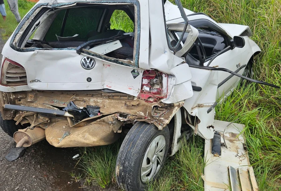 Carro Volkswagen Gol branco amassado após colisão na SC-285, em Araranguá.