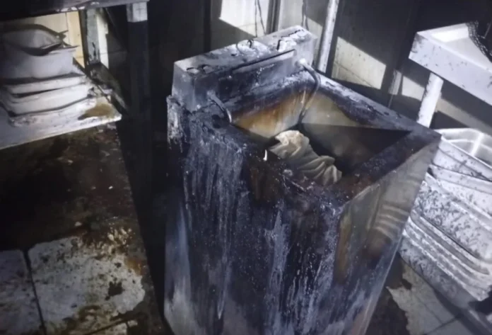 Cozinha de estabelecimento em Passo de Torres pega fogo Fritadeira elétrica em cozinha comercial, após princípio de incêndio controlado pelos proprietários em Passo de Torres.