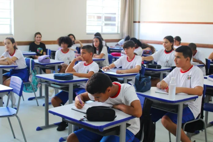 Criciúma abre prazos para rematrícula e matrícula em 2026 Sala de aula cheia de estudantes, ilustrando o tema de rematrícula e matrícula escolar em Criciúma.