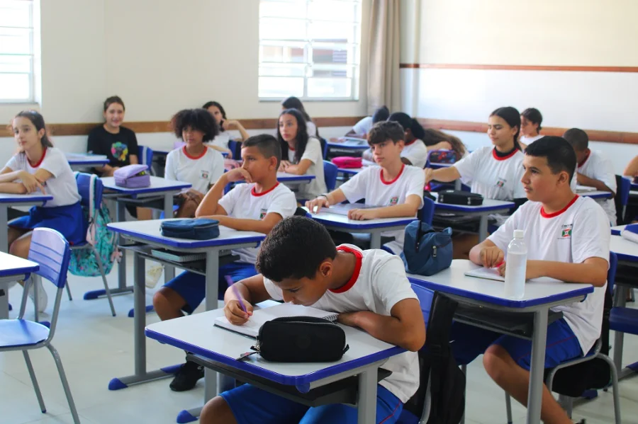 Sala de aula cheia de estudantes, ilustrando o tema de rematrícula e matrícula escolar em Criciúma.