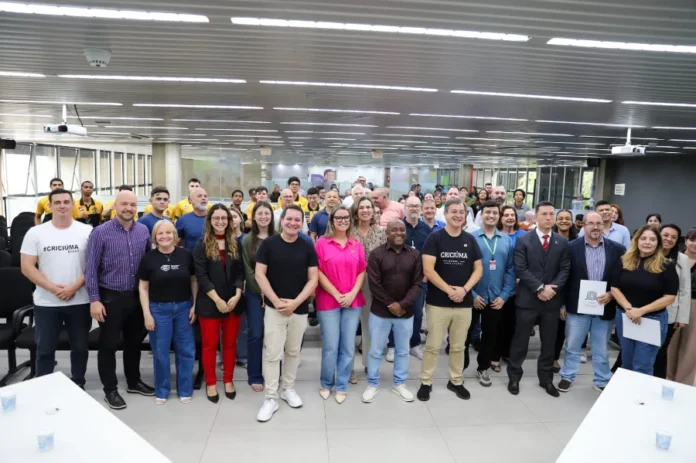 Criciúma destina R$ 955 mil do FIA a 20 projetos sociais Representantes de ONGs e do governo de Criciúma celebrando a destinação de R$ 955 mil do FIA para projetos de apoio social.