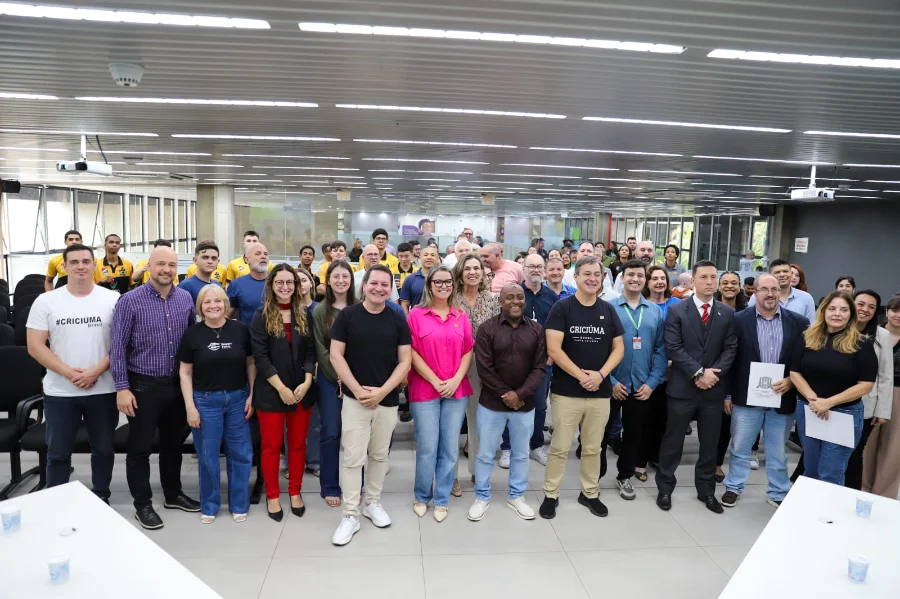 Representantes de ONGs e do governo de Criciúma celebrando a destinação de R$ 955 mil do FIA para projetos de apoio social.